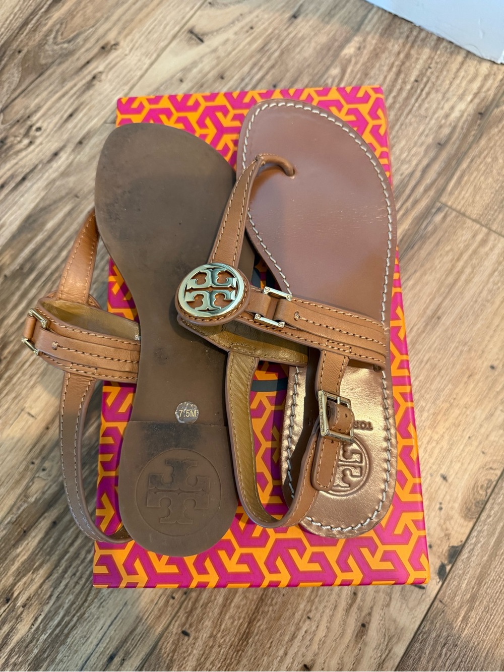 Tory Burch Tan Leather Logo Thong Sandals with Gold Medallion - Picture 4 of 4